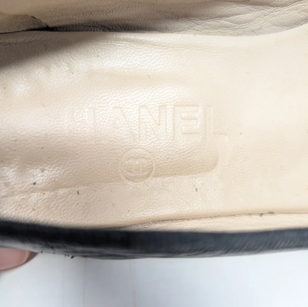 Chanel Black Gold CC Ballet Flats Cap Toe Size 37.5 Leather Monogram